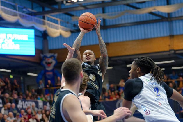 Charles Callison (MBC, 23), Carlton Linguard JR. (Groningen, 2), Syntainics MBC vs. Donar Groningen, European North Basketball League 2025 26, Germany, Netherlands, 06.01.2026. Foto: Schulz Weissenfels Stadthalle Sachsen-Anhalt Deutschland