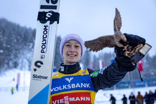 Ski jumping, Skispringen, Ski, nordisch - FIS WC Villach VILLACH,AUSTRIA,06.JAN.26 - NORDIC SKIING, SKI JUMPING - FIS World Cup, normal hill, ladies. Image shows Nika Prevc (SLO). Keywords: trophy.  GEPAxpictures xMatthiasxTrinkl
