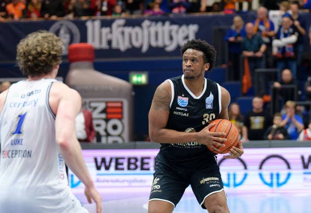 Austin Luke (Groningen, 1), Stephon Jelks (MBC, 30), Syntainics MBC vs. Donar Groningen, European North Basketball League 2025 26, Germany, Netherlands, 06.01.2026. Foto: Schulz Weissenfels Stadthalle Sachsen-Anhalt Deutschland