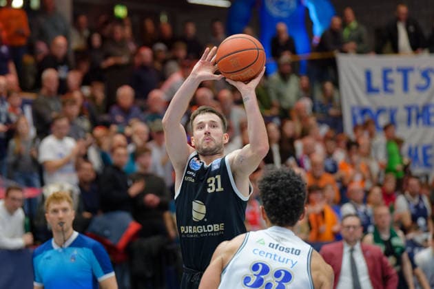 Spencer Reaves (MBC, 31), Damian Forrest (Groningen, 33), Syntainics MBC vs. Donar Groningen, European North Basketball League 2025 26, Germany, Netherlands, 06.01.2026. Foto: Schulz Weissenfels Stadthalle Sachsen-Anhalt Deutschland