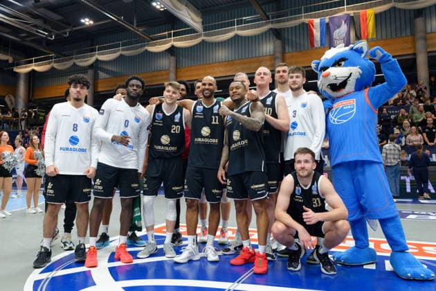 MBC Spieler nach 106:104 Heimsieg, Syntainics MBC vs. Donar Groningen, European North Basketball League 2025 26, Germany, Netherlands, 06.01.2026. Foto: Schulz Weissenfels Stadthalle Sachsen-Anhalt Deutschland