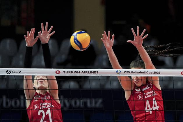 Turkish Airlines v Allianz MTV - CEV Women’s Volleyball Cup ISTANBUL, TURKIYE - JANUARY 6: Karmen Aksoy and Roberta da Silva Ratzke of Turkish Airlines during the first-leg match of the CEV Women’s Volleyball Cup round of 16 between Turkish Airlines and Allianz MTV at the Burhan Felek Volleyball Hall on January 6, 2026, in Istanbul, Turkiye. Arife Karakum Anadolu Istanbul Turkey. Editorial use only. Please get in touch for any other usage.  Copyright: x2026xAnadoluxArifexKarakumx