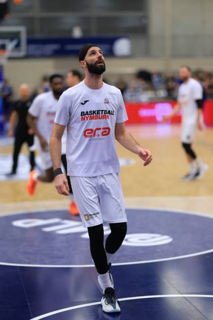 RECORD DATE NOT STATED Basketball-Szene mit Spieler von Basketball Nymburg in weißem Trikot Basketball Champions League: MLP Academics Heidelberg – ERA Basketball Nymburk Basketball-Szene mit Basketball Nymburg