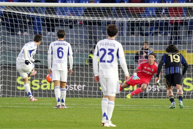 Como s Anastasios Douvikas scores the penalty kick for 0-3 during the Serie A soccer match between Pisa and Como at the Cetilar Arena Romeo Anconetani Stadium in Pisa; Center West Italy; Tuesday January 06; 2026 ; Soccer  Copyright: xAlessandroxLaxRocca LaPressex