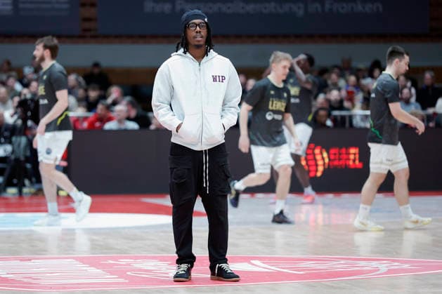 Im Bild: Der verletzte Marcus Carr(Wuerzburg Baskets, 5) beim Warm-Up 06.01.2026, Fitness First Wuerzburg Baskets vs. Patrioti Levice, Basketball Champions League, Play-Ins, Spiel 1, Deutschland, 97072, tectake-Arena Wuerzburg, Copyright: HMBxMedia xJulienxBecker
