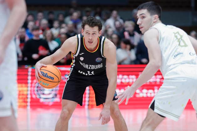 Im Bild: v.li. Brae Ivey (Wuerzburg Baskets, 11) gegen Novak Music (Patrioti Levice, 8) 06.01.2026, Fitness First Wuerzburg Baskets vs. Patrioti Levice, Basketball Champions League, Play-Ins, Spiel 1, Deutschland, 97072, tectake-Arena Wuerzburg, Copyright: HMBxMedia xJulienxBecker