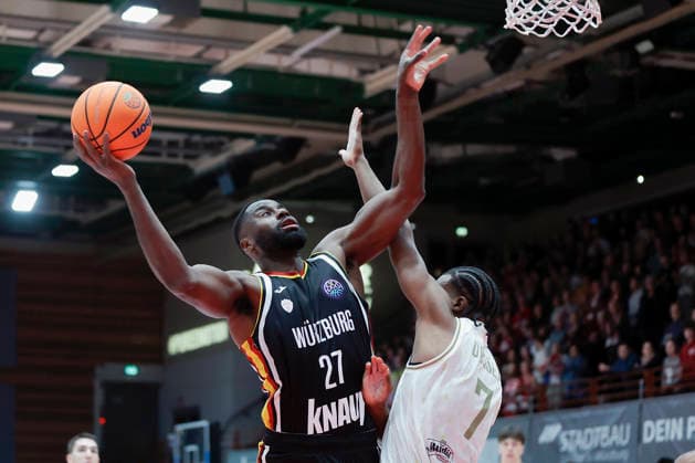 Im Bild: v.li. Eddy Edigin (Wuerzburg Baskets, 27) gegen Gabe Dorse (Patrioti Levice, 7) 06.01.2026, Fitness First Wuerzburg Baskets vs. Patrioti Levice, Basketball Champions League, Play-Ins, Spiel 1, Deutschland, 97072, tectake-Arena Wuerzburg, Copyright: HMBxMedia xJulienxBecker