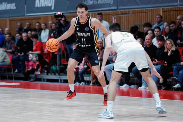 Im Bild: v.li. Brae Ivey (Wuerzburg Baskets, 11) am Ball gegen Novak Music (Patrioti Levice, 8) 06.01.2026, Fitness First Wuerzburg Baskets vs. Patrioti Levice, Basketball Champions League, Play-Ins, Spiel 1, Deutschland, 97072, tectake-Arena Wuerzburg, Copyright: HMBxMedia xJulienxBecker