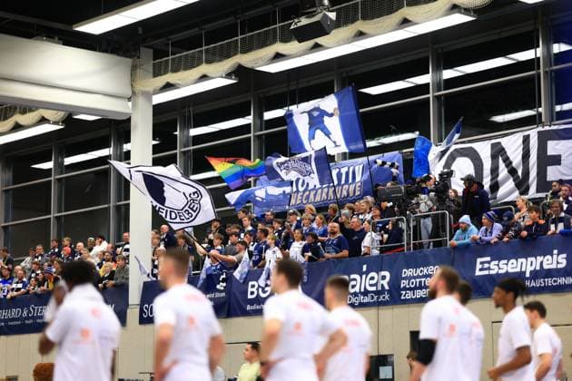 RECORD DATE NOT STATED Fan-Szene mit Fahnen und jubelnden Zuschauern in der GBG Halle am Herzogenried Basketball Champions League: MLP Academics Heidelberg – ERA Basketball Nymburk Fan-Szene in der GBG Halle
