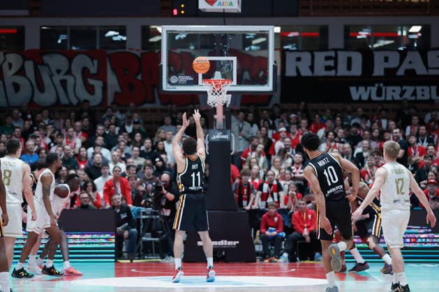 Im Bild: Brae Ivey (Wuerzburg Baskets, 11) mit den Freiwuerfen 06.01.2026, Fitness First Wuerzburg Baskets vs. Patrioti Levice, Basketball Champions League, Play-Ins, Spiel 1, Deutschland, 97072, tectake-Arena Wuerzburg, Copyright: HMBxMedia xJulienxBecker