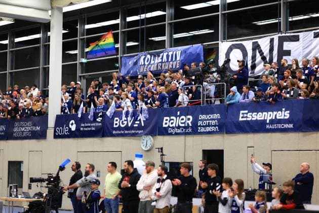 RECORD DATE NOT STATED Fan-Szene mit jubelnden Zuschauern und Kamerateam in der GBG Halle am Herzogenried Basketball Champions League: MLP Academics Heidelberg – ERA Basketball Nymburk Fan-Szene in der GBG Halle
