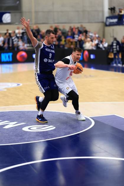 RECORD DATE NOT STATED Szene mit Osun Osunniyi (12; MLP Academics Heidelberg) und David Nejezchleb (9; Basketball Nymburg) in intensivem Zweikampf um den Ball Basketball Champions League: MLP Academics Heidelberg – ERA Basketball Nymburk Zweikampf um den Ball mit Osun Osunniyi (12; MLP Academics Heidelberg) und David Nejezchleb (9; Basketball Nymburg)