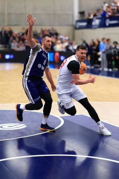 RECORD DATE NOT STATED Szene mit Paul Zipser (9; MLP Academics Heidelberg) und 8; Basketball Nymburg in intensivem Zweikampf Basketball Champions League: MLP Academics Heidelberg – ERA Basketball Nymburk Paul Zipser (9; MLP Academics Heidelberg) im Zweikampf mit 8; Basketball Nymburg