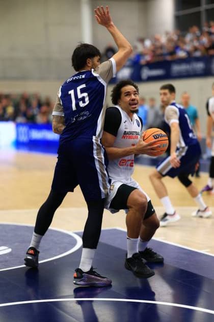 RECORD DATE NOT STATED Spielaktion mit Marcus Santos-Silva (7; Basketball Nymburg) und einem Spieler von MLP Academics Heidelberg Basketball Champions League: MLP Academics Heidelberg – ERA Basketball Nymburk Marcus Santos-Silva (7; Basketball Nymburg) mit Ball in Aktion