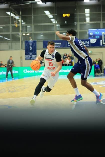 RECORD DATE NOT STATED Spielaktion mit 19; MLP Academics Heidelberg und David Nejezchleb (9; Basketball Nymburg) auf dem Spielfeld Basketball Champions League: MLP Academics Heidelberg – ERA Basketball Nymburk Spielaktion mit 19; MLP Academics Heidelberg und David Nejezchleb (9; Basketball Nymburg)