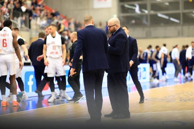 RECORD DATE NOT STATED Szene mit KeyShawn Feazell (6; Basketball Nymburg) und Matej Svoboda (11; Basketball Nymburg) am Spielfeldrand Basketball Champions League: MLP Academics Heidelberg – ERA Basketball Nymburk Szene mit KeyShawn Feazell (6; Basketball Nymburg) und Matej Svoboda (11; Basketball Nymburg)