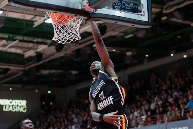 Im Bild: Charles Thompson (Wuerzburg Baskets, 32) mit dem Dunking 06.01.2026, Fitness First Wuerzburg Baskets vs. Patrioti Levice, Basketball Champions League, Play-Ins, Spiel 1, Deutschland, 97072, tectake-Arena Wuerzburg, Copyright: HMBxMedia xJulienxBecker