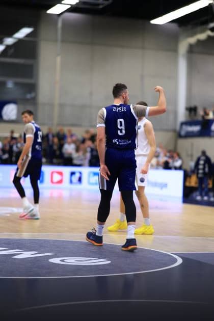RECORD DATE NOT STATED Szene mit Paul Zipser (9; MLP Academics Heidelberg) und Matej Svoboda (11; Basketball Nymburg) auf dem Spielfeld Basketball Champions League: MLP Academics Heidelberg – ERA Basketball Nymburk Paul Zipser (9; MLP Academics Heidelberg) und Matej Svoboda (11; Basketball Nymburg) in Aktion