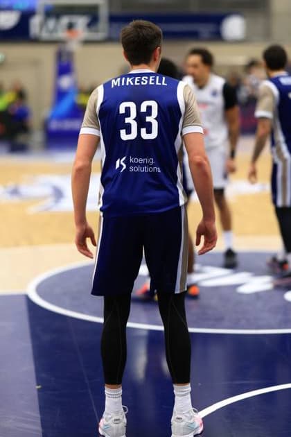 RECORD DATE NOT STATED Szene mit Ryan Mikesell (33; MLP Academics Heidelberg) auf dem Spielfeld in der Halle Basketball Champions League: MLP Academics Heidelberg – ERA Basketball Nymburk Ryan Mikesell (33; MLP Academics Heidelberg) auf dem Spielfeld