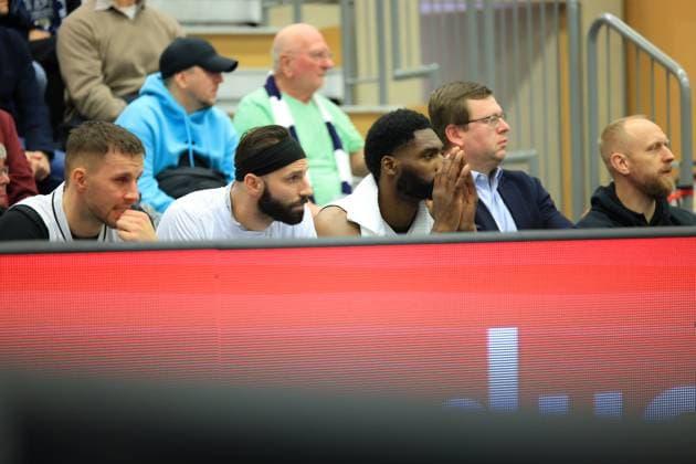 RECORD DATE NOT STATED Szene mit KeyShawn Feazell (6; Basketball Nymburg), Matej Svoboda (11; Basketball Nymburg) und Vojtech Hruban (77; Basketball Nymburg) auf der Bank Basketball Champions League: MLP Academics Heidelberg – ERA Basketball Nymburk Szene mit KeyShawn Feazell (6; Basketball Nymburg), Matej Svoboda (11; Basketball Nymburg) und Vojtech Hruban (77; Basketball Nymburg)