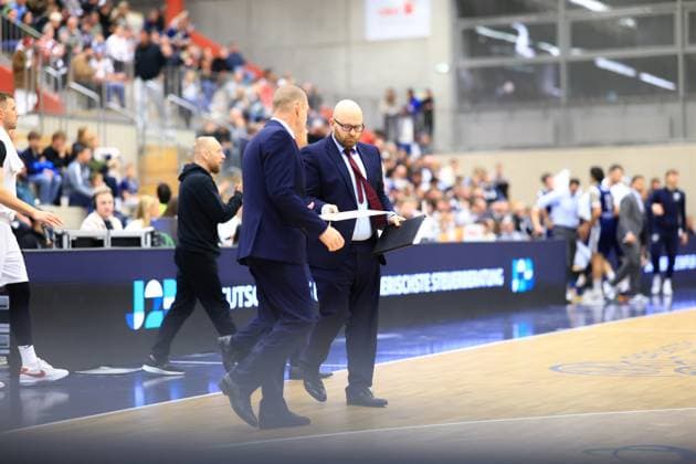 RECORD DATE NOT STATED Szene mit Offiziellen am Spielfeldrand in der GBG Halle am Herzogenried Basketball Champions League: MLP Academics Heidelberg – ERA Basketball Nymburk Offizielle am Spielfeldrand