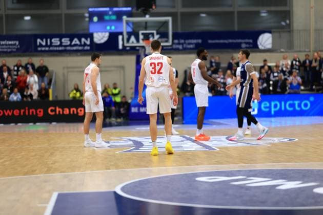 RECORD DATE NOT STATED Szene mit J.T. Shumate (32; Basketball Nymburg), Frantisek Rylich (73; Basketball Nymburg), KeyShawn Feazell (6; Basketball Nymburg), David Nejezchleb (9; Basketball Nymburg) und Samuell Williamson (10; MLP Academics Heidelberg) auf dem Spielfeld Basketball Champions League: MLP Academics Heidelberg – ERA Basketball Nymburk Szene mit J.T. Shumate (32; Basketball Nymburg) und Samuell Williamson (10; MLP Academics Heidelberg)