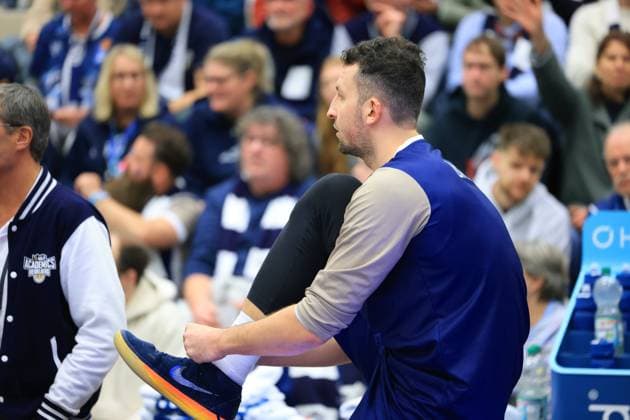 RECORD DATE NOT STATED Szene mit Paul Zipser (9; MLP Academics Heidelberg) am Spielfeldrand Basketball Champions League: MLP Academics Heidelberg – ERA Basketball Nymburk Paul Zipser (9; MLP Academics Heidelberg) am Spielfeldrand