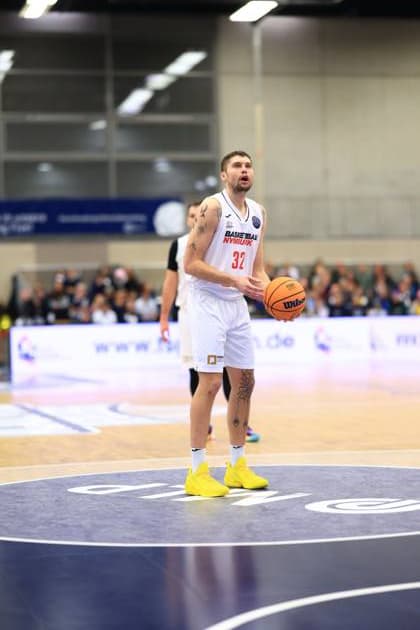RECORD DATE NOT STATED Spielaktion mit J.T. Shumate (32; Basketball Nymburg) Basketball Champions League: MLP Academics Heidelberg – ERA Basketball Nymburk J.T. Shumate (32; Basketball Nymburg) mit Ball am Spielfeld