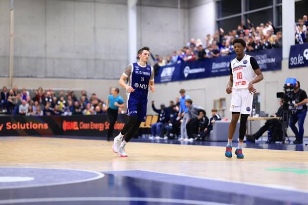 RECORD DATE NOT STATED Szene mit Sir Jabari Rice (10; Basketball Nymburg) und Ryan Mikesell (33; MLP Academics Heidelberg) auf dem Spielfeld in der Halle Basketball Champions League: MLP Academics Heidelberg – ERA Basketball Nymburk Sir Jabari Rice (10; Basketball Nymburg) und Ryan Mikesell (33; MLP Academics Heidelberg) auf dem Spielfeld