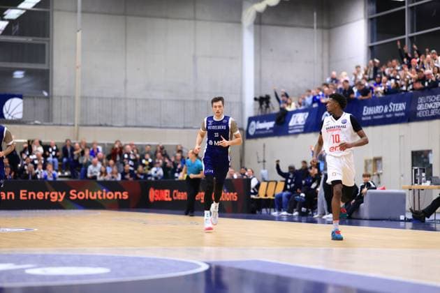 RECORD DATE NOT STATED Szene mit Ryan Mikesell (33; MLP Academics Heidelberg) und Sir Jabari Rice (10; Basketball Nymburg) auf dem Spielfeld Basketball Champions League: MLP Academics Heidelberg – ERA Basketball Nymburk Ryan Mikesell (33; MLP Academics Heidelberg) und Sir Jabari Rice (10; Basketball Nymburg) in Aktion