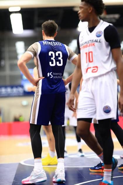 RECORD DATE NOT STATED Szene mit Ryan Mikesell (33; MLP Academics Heidelberg) und Sir Jabari Rice (10; Basketball Nymburg) auf dem Spielfeldrand in der Halle Basketball Champions League: MLP Academics Heidelberg – ERA Basketball Nymburk Szene mit Ryan Mikesell (33; MLP Academics Heidelberg) und Sir Jabari Rice (10; Basketball Nymburg)