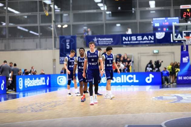 RECORD DATE NOT STATED Szene mit Ryan Mikesell (33; MLP Academics Heidelberg), DJ Horne (0; MLP Academics Heidelberg) und Erol Ersek (11; MLP Academics Heidelberg) auf dem Spielfeld Basketball Champions League: MLP Academics Heidelberg – ERA Basketball Nymburk Ryan Mikesell (33; MLP Academics Heidelberg) und DJ Horne (0; MLP Academics Heidelberg) mit Erol Ersek (11; MLP Academics Heidelberg) auf dem Spielfeld