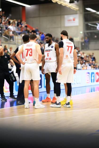 RECORD DATE NOT STATED Szene mit Frantisek Rylich (73; Basketball Nymburg), KeyShawn Feazell (6; Basketball Nymburg) und Vojtech Hruban (77; Basketball Nymburg) in der Spielpause Basketball Champions League: MLP Academics Heidelberg – ERA Basketball Nymburk Szene mit Frantisek Rylich (73; Basketball Nymburg) und Teamkollegen