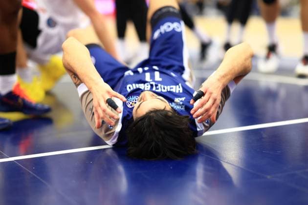 RECORD DATE NOT STATED Szene mit Erol Ersek (11; MLP Academics Heidelberg) liegend auf dem Spielfeld Basketball Champions League: MLP Academics Heidelberg – ERA Basketball Nymburk Szene mit Erol Ersek (11; MLP Academics Heidelberg) liegend