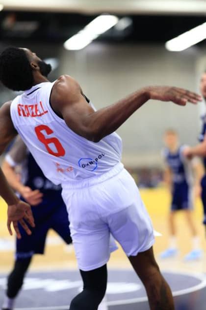 RECORD DATE NOT STATED Szene mit KeyShawn Feazell (6; Basketball Nymburg) in weißem Trikot im Zweikampf mit Spielern von MLP Academics Heidelberg in blauen Trikots Basketball Champions League: MLP Academics Heidelberg – ERA Basketball Nymburk KeyShawn Feazell (6; Basketball Nymburg) im Zweikampf
