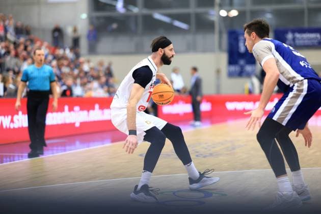 RECORD DATE NOT STATED Spielszene mit Vojtech Hruban (77; Basketball Nymburg) in Aktion, Gegner unscharf im Hintergrund Basketball Champions League: MLP Academics Heidelberg – ERA Basketball Nymburk Vojtech Hruban (77; Basketball Nymburg) in Aktion