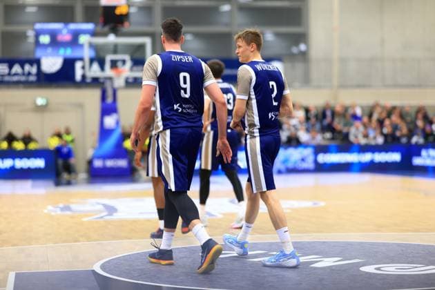 RECORD DATE NOT STATED Szene mit Niklas Würzner (2; MLP Academics Heidelberg) und Paul Zipser (9; MLP Academics Heidelberg) auf dem Spielfeld Basketball Champions League: MLP Academics Heidelberg – ERA Basketball Nymburk Niklas Würzner (2; MLP Academics Heidelberg) und Paul Zipser (9; MLP Academics Heidelberg) auf dem Spielfeld