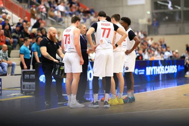 RECORD DATE NOT STATED Szene mit Frantisek Rylich (73; Basketball Nymburg) und Vojtech Hruban (77; Basketball Nymburg) sowie weiteren Spielern in einem Team-Huddle während einer Spielpause Basketball Champions League: MLP Academics Heidelberg – ERA Basketball Nymburk Team-Huddle mit Frantisek Rylich (73; Basketball Nymburg) und Vojtech Hruban (77; Basketball Nymburg)