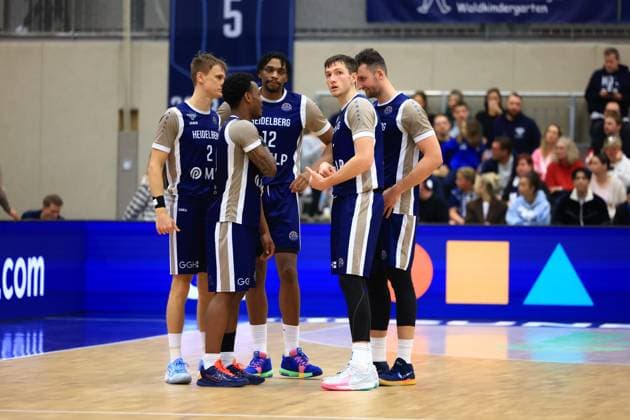 RECORD DATE NOT STATED Szene mit Osun Osunniyi (12; MLP Academics Heidelberg), Ryan Mikesell (33; MLP Academics Heidelberg), Niklas Würzner (2; MLP Academics Heidelberg) und Paul Zipser (9; MLP Academics Heidelberg) in der Spielfeldmitte Basketball Champions League: MLP Academics Heidelberg – ERA Basketball Nymburk Szene mit Osun Osunniyi (12; MLP Academics Heidelberg) und Teamkollegen