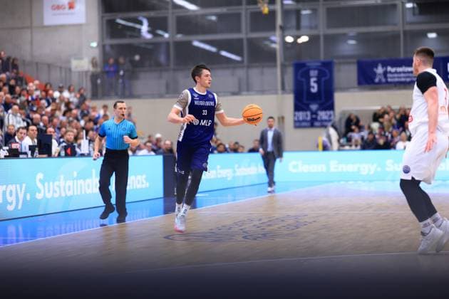 RECORD DATE NOT STATED Spielaktion mit Ryan Mikesell (33; MLP Academics Heidelberg) auf dem Spielfeld Basketball Champions League: MLP Academics Heidelberg – ERA Basketball Nymburk Ryan Mikesell (33; MLP Academics Heidelberg) mit Ball in Aktion