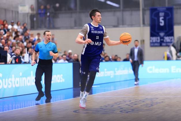 RECORD DATE NOT STATED Spielaktion mit Ryan Mikesell (33; MLP Academics Heidelberg) Basketball Champions League: MLP Academics Heidelberg – ERA Basketball Nymburk Ryan Mikesell (33; MLP Academics Heidelberg) mit Ball in Aktion