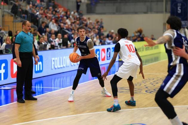 RECORD DATE NOT STATED Spielaktion mit Ryan Mikesell (33; MLP Academics Heidelberg) und Sir Jabari Rice (10; Basketball Nymburg) auf dem Spielfeld Basketball Champions League: MLP Academics Heidelberg – ERA Basketball Nymburk Ryan Mikesell (33; MLP Academics Heidelberg) mit Ball gegen Sir Jabari Rice (10; Basketball Nymburg)