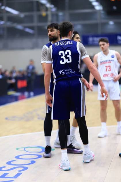 RECORD DATE NOT STATED Szene mit Ryan Mikesell (33; MLP Academics Heidelberg) und Frantisek Rylich (73; Basketball Nymburg) auf dem Spielfeld in der Halle Basketball Champions League: MLP Academics Heidelberg – ERA Basketball Nymburk Ryan Mikesell (33; MLP Academics Heidelberg) und Frantisek Rylich (73; Basketball Nymburg) auf dem Spielfeld