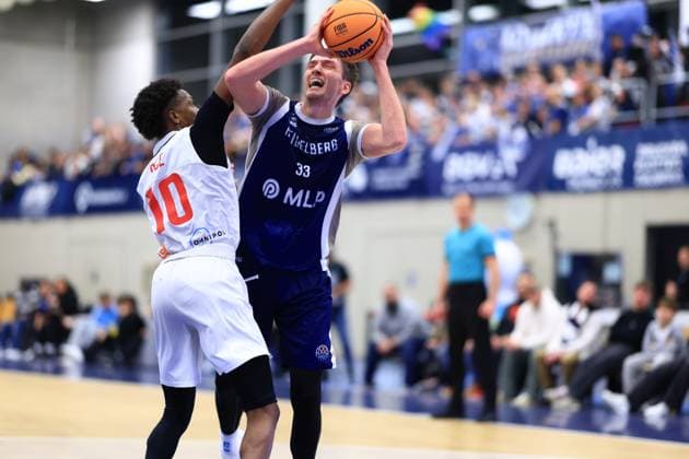 RECORD DATE NOT STATED Szene mit Ryan Mikesell (33; MLP Academics Heidelberg) und Sir Jabari Rice (10; Basketball Nymburg) in Aktion Basketball Champions League: MLP Academics Heidelberg – ERA Basketball Nymburk Ryan Mikesell (33; MLP Academics Heidelberg) mit Ball gegen Sir Jabari Rice (10; Basketball Nymburg)