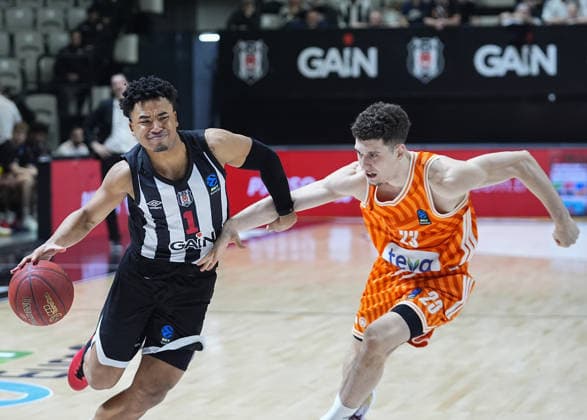 Besiktas GAIN v Ratiopharm Ulm - BKT EuroCup ISTANBUL, TURKIYE - JANUARY 06: Devon Dotson (1) of Besiktas GAIN in action against Diego Garavaglia (23) of Ratiopharm Ulm during the BKT EuroCup week 13 basketball match between Besiktas Gain and Ratiopharm Ulm at Besiktas Gain Sports Complex in Istanbul, Turkiye on January 06, 2026. Esra Bilgin Anadolu Istanbul Turkey. Editorial use only. Please get in touch for any other usage.  Copyright: x2026xAnadoluxEsraxBilginx