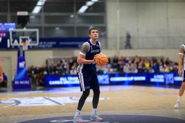 RECORD DATE NOT STATED Spielaktion mit Ryan Mikesell (33; MLP Academics Heidelberg) am Spielfeldzentrum Basketball Champions League: MLP Academics Heidelberg – ERA Basketball Nymburk Ryan Mikesell (33; MLP Academics Heidelberg) mit Ball