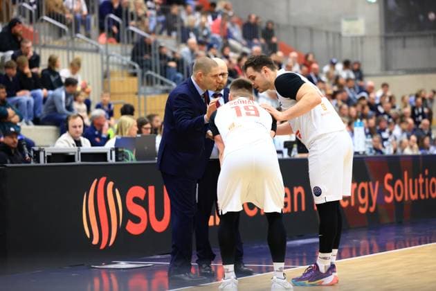 RECORD DATE NOT STATED Szene mit Jaromir Bohacik (17; Basketball Nymburg) am Spielfeldrand Basketball Champions League: MLP Academics Heidelberg – ERA Basketball Nymburk Szene mit Jaromir Bohacik (17; Basketball Nymburg)