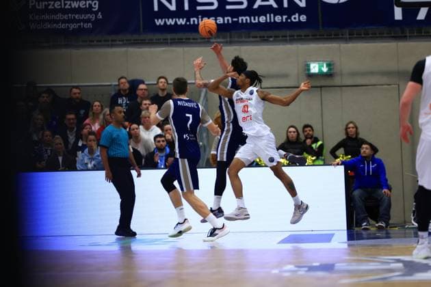 RECORD DATE NOT STATED Szene mit Dusan Neskovic (7; MLP Academics Heidelberg) und Jaquan Lawrence (40; Basketball Nymburg) in Aktion Basketball Champions League: MLP Academics Heidelberg – ERA Basketball Nymburk Spielaktion mit Dusan Neskovic (7; MLP Academics Heidelberg) und Jaquan Lawrence (40; Basketball Nymburg)