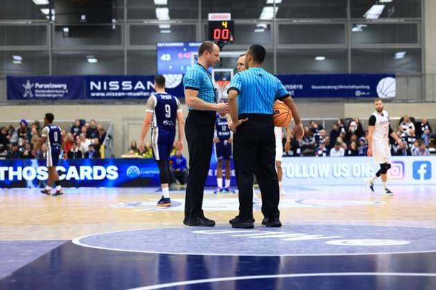 RECORD DATE NOT STATED Szene mit DJ Horne (0; MLP Academics Heidelberg), Paul Zipser (9; MLP Academics Heidelberg), Osun Osunniyi (12; MLP Academics Heidelberg) und Martin Kriz (31; Basketball Nymburg) sowie Schiedsrichtern auf dem Spielfeld Basketball Champions League: MLP Academics Heidelberg – ERA Basketball Nymburk Szene mit Spielern und Schiedsrichtern