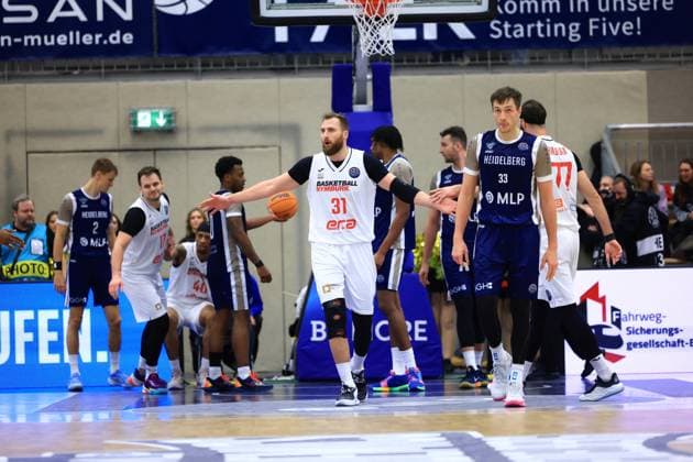 RECORD DATE NOT STATED Szene mit Ryan Mikesell (33; MLP Academics Heidelberg), Martin Kriz (31; Basketball Nymburg), Paul Zipser (9; MLP Academics Heidelberg), DJ Horne (0; MLP Academics Heidelberg), Niklas Würzner (2; MLP Academics Heidelberg) und Jaromir Bohacik (17; Basketball Nymburg) Basketball Champions League: MLP Academics Heidelberg – ERA Basketball Nymburk Spielaktion mit Ryan Mikesell (33; MLP Academics Heidelberg) und Martin Kriz (31; Basketball Nymburg)